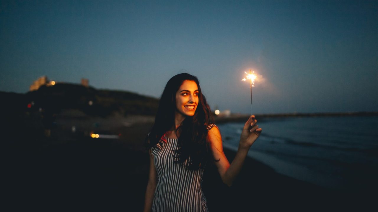 femme-regardant-le-sparkler