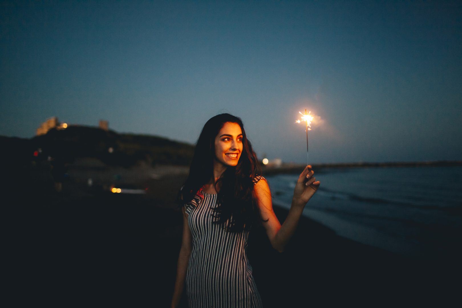 femme-regardant-le-sparkler